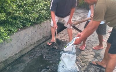 Kekompakan Warga Petemon Kuburan dalam kegiatan Kerja Bakti Menjaga Lingkungan