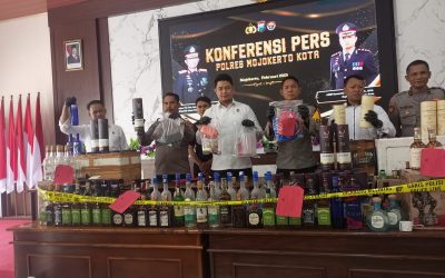 Ratusan Botol Diamankan, Polres Mojokerto Kota Grebek Rumah Produksi Miras Ilegal