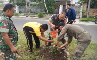 Bersama Tiga Pilar Koramil 0830/03 Pabean Cantian Lakukan Penghijauan