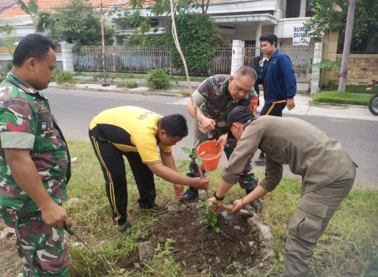 Bersama Tiga Pilar Koramil 0830/03 Pabean Cantian Lakukan Penghijauan