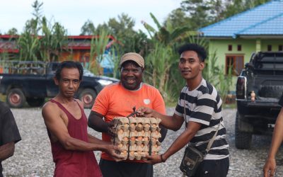 Bentuk Kepedulian, Personel Operasi Damai Cartenz 2025 Salurkan Bantuan Sembako di Yalimo
