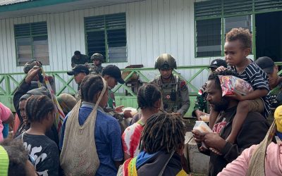 TNI-Polri Gelar Bakti Sosial Kepada Warga Kiwirok