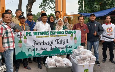 “Ojo Leren Dadi Wong Apik” Slogan Budi Leksono Anggota DPRD Surabaya Bagi Takjil Ramadhan Pada Wong Cilik