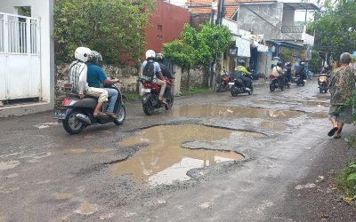 Jalan Raya Sepanjang Taman Sidoarjo Rusak Berlubang Parah Sampai Kapan Ini Dibiarkan ?