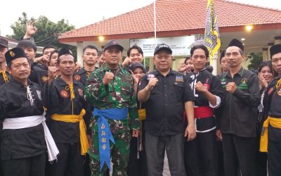 Ketua LBH Cenderawasih Indonesia Bersama Empat Pilar Perguruan Silat Bagikan Takjil Di Trafigh Ligh Gedangan