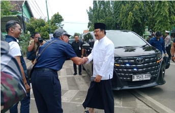 Kunjungan Kerja Menteri Sosial Drs. Saifullah Yusuf di Masjid Sabilil Muttaqin Salurkan Bantuan Pada Masyarakat Pasrepan Pasuruan