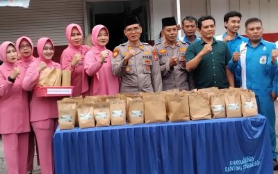 Kapolsek Saradan berbagi takjil di bulan Penuh Berkah