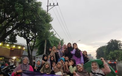 Beranda SOSIAL Siswa SDN Krembangan 9/20 Berbagi Takjil Ke Masyarakat Pengguna jalan Rajawali