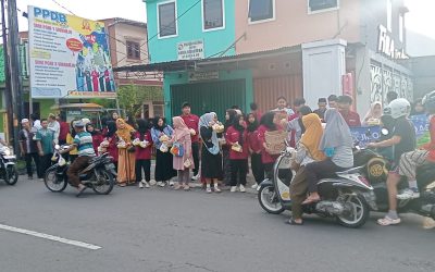 SMK PGRI 1 dan 3 Sidoarjo Gelar Bakti Sosial Pembagian Sembako dan Takjil untuk Warga Sekitar